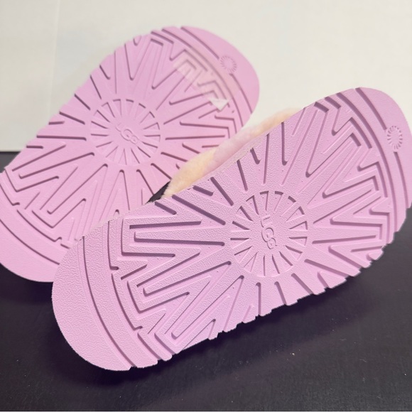 NWOB” Ugg Disco Stripe Slides
Size 7 - Picture 5 of 6